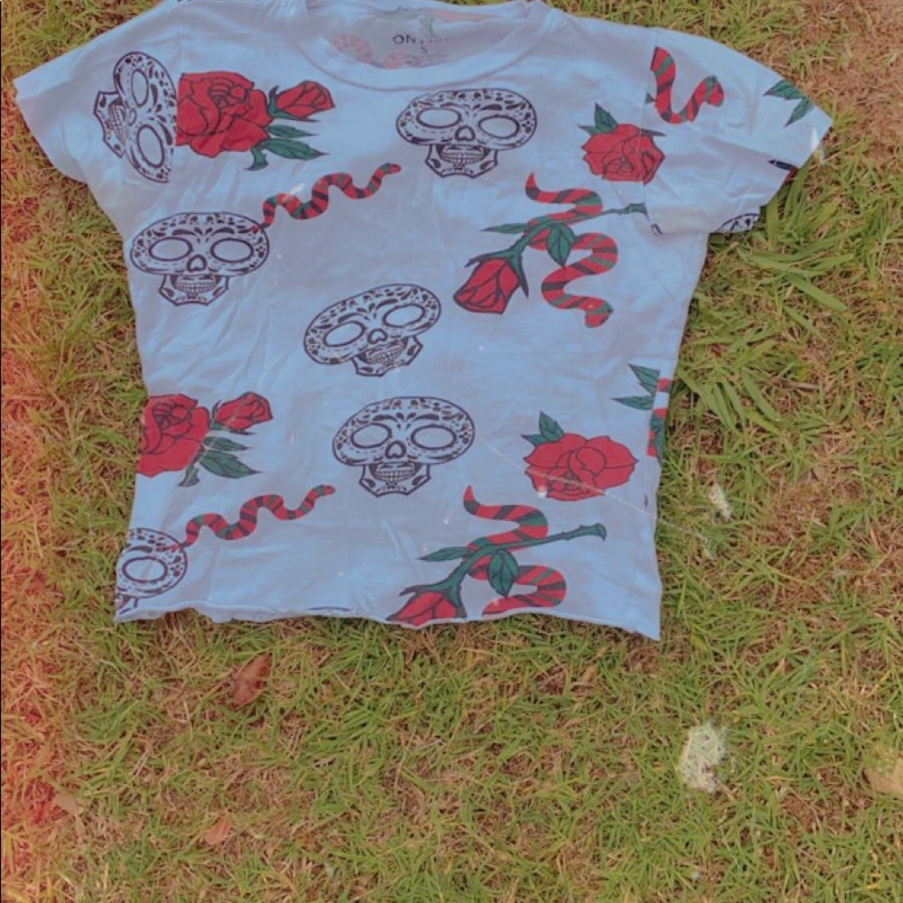 A crop top skull shirt 💀